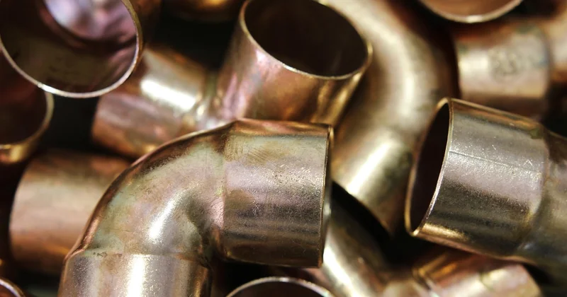 Sens dévisser en plomberie : les raccords qui vous piègent