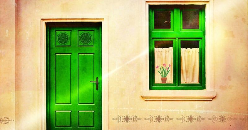 Peindre un mur d’entrée avant d’y fixer quoi que ce soit : le geste qui change tout