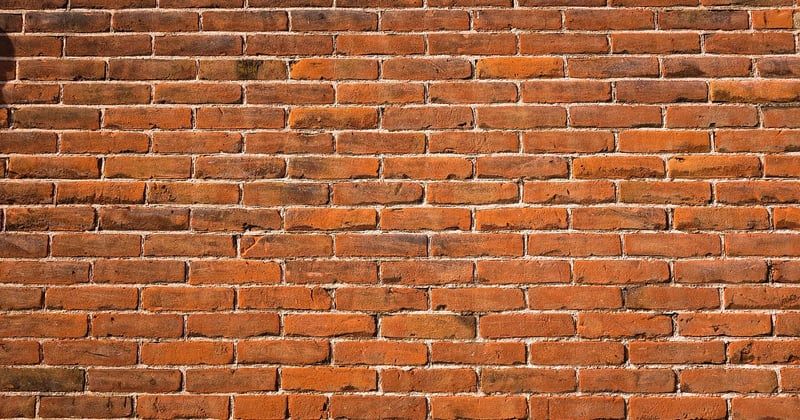 Reboucher trou parpaing : la méthode simple et durable