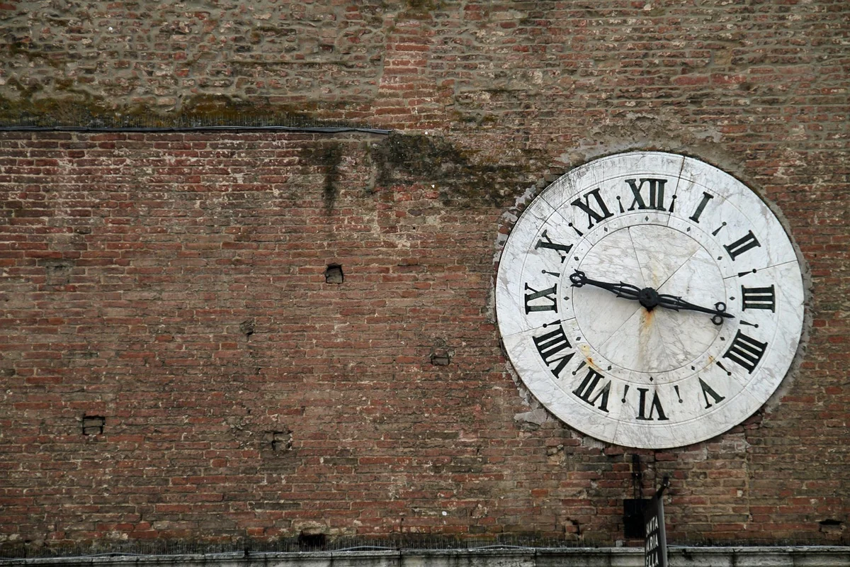 Comment reconnaître une vraie horloge murale année 50 ?