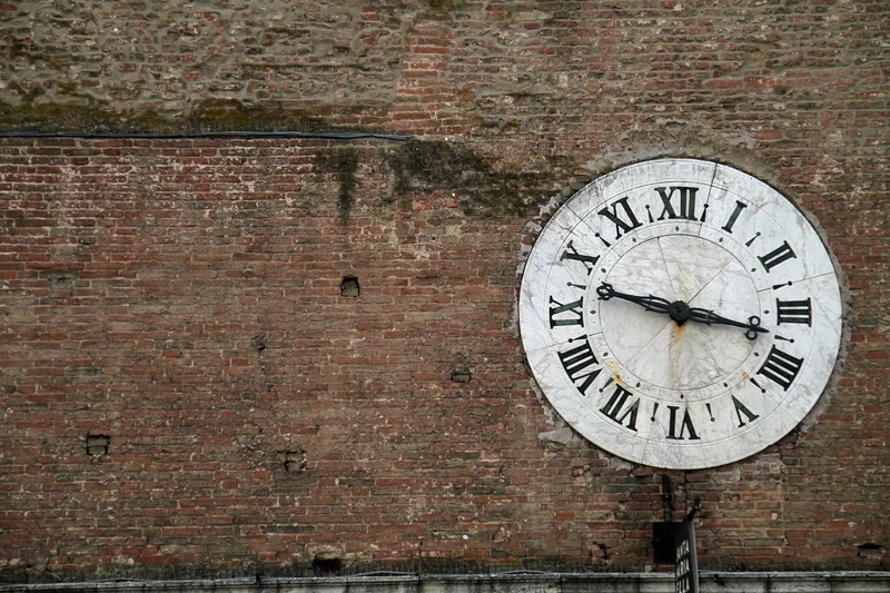 Comment reconnaître une vraie horloge murale année 50 ?